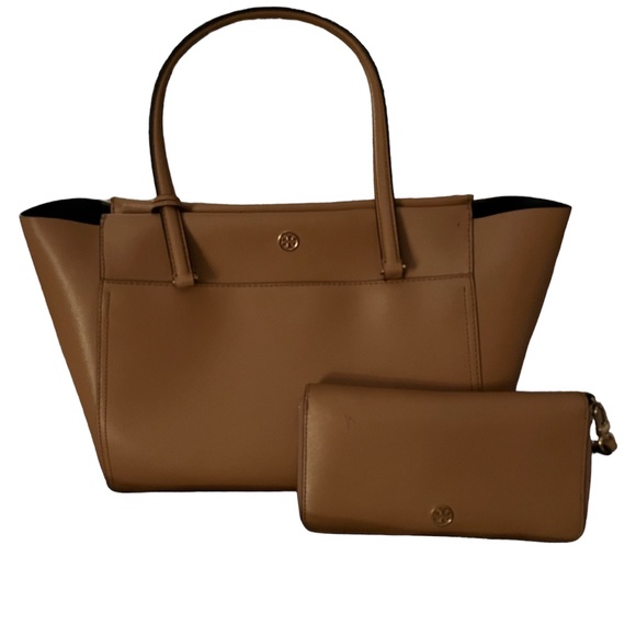Tory Burch Handbags - Tory Berch Tan Shoulder Bag with Matching Wallet